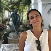 Studentessa universitaria impartisce ripetizioni a ragazzi di elementari medie e superiori